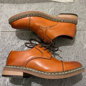 Bruno Marc Boys Dress Shoe size 9 brown - Like New